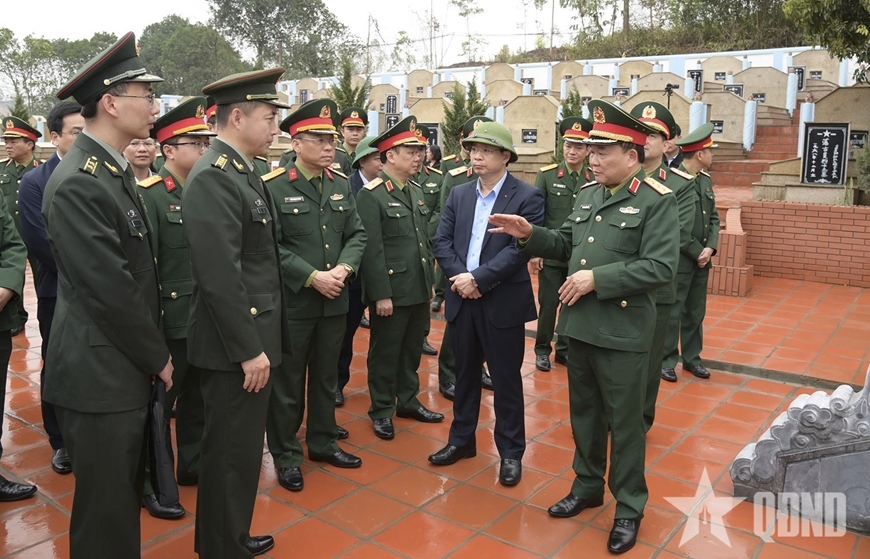 Kiểm tra công tác tu bổ nghĩa trang liệt sĩ Trung Quốc có công với cách mạng Việt Nam